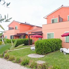 Residence with swimming pool in Mazzanta just 600 meters from the beach