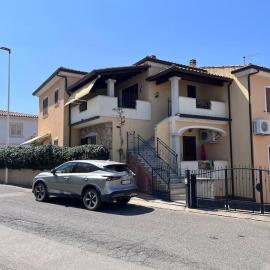 Lovely Apartment with terrace and Air Conditioning, hotell i Torpè