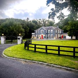 Private Gated Home, 5 bed rms/ensuite, sleeps ten.