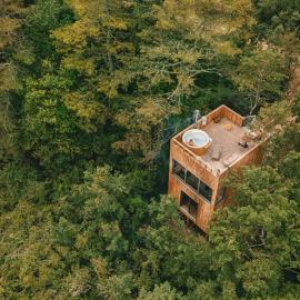 Les Coteaux - Lodges & Expériences، فندق في Laparade