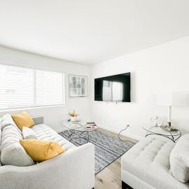 Charming 2-BR, 2-Story Retreat in Heart of LA - BR4 โรงแรมในลอสแอนเจลิส