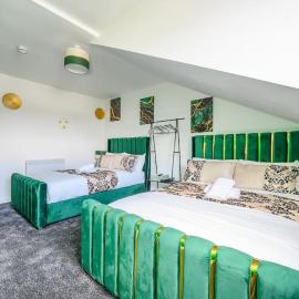 TH3 - Stylish Treehouse Flat in Batley for 7