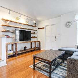 Peaceful & spacious family home near Carytown fully fenced, hótel í Richmond