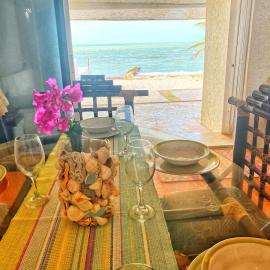 Casa Saltwater Cowboy En La Playa - Beachfront Property, hotel v destinácii Chuburná