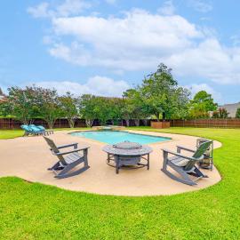 Fire Pit + Sauna: Spacious Lake Texoma Retreat!, hotel u gradu Denison