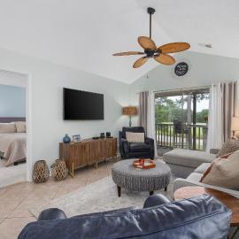 Stylish 8-Person Golf Condo in Pawleys Island, Off-Season Stay, hotel in Pawleys Island