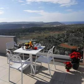 Southridge PH with jacuzzi, TOP views by Homely