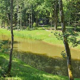 Medžių glėbyje – hotel w mieście Šilalė