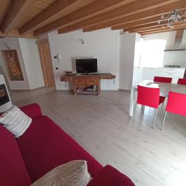 Appartamento Lorena a Mezzano, hotel u gradu Mecano