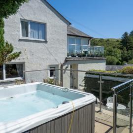 Beautiful Detached Property Hot Tub Sauna - Pass the Keys، فندق في ليك سايد