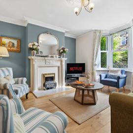 2-Bedroom Stunning, Chic, Spacious & Stylish Retreat, Central Winchester, Free On-Street Parking, Sleeps 6, Pet-Friendly - by Blue Puffin Stays
