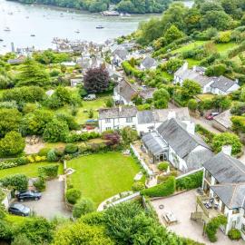 Rocket House - Large family home perched above the river, Hotel in Dittisham