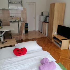 Lovely studio in Dubec, ideal for one person, hotel in Sesvete