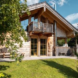 Bayern Chalets bei Salzburg und Berchtesgaden mit Whirlpool und Sauna, hotell i Ainring