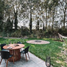 Modern Tiny House Sari in Zeeland near the sea, hotel i heinkenszand