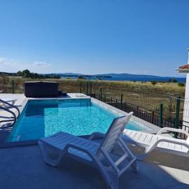 CASA AZZURO Luxury villa with heated pool & jacuzzi