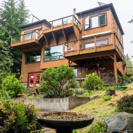 Stylish Deception Pass Retreat with Bay Views, hotell i Oak Harbor