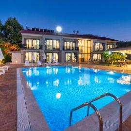 The Halcyon, hotel i Ağla