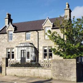 Beautiful 3-Story Townhouse in Central Lerwick, hotel in Lerwick