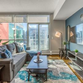 Cozy 2BR Condo with King Bed and City Views, hotel en Calgary