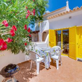 Side Villas - 1bdr Retreat with BBQ & Patio, hotel in Quarteira