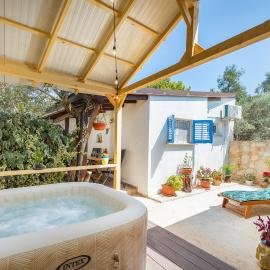 Casa de Flores - Garden Oasis 100 m from Beach, Jacuzzi, BBQ, Pets Welcome, Free Parking, hotel sa Peroj