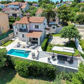 House Breeze - Premantura, 4 bedroom house with pool, jacuzzi, sauna and gaming room