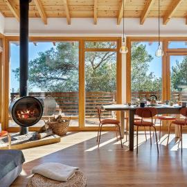 Casa nórdica en el bosque con vistas al mar