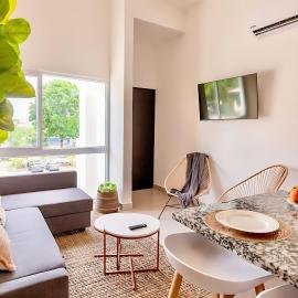 Modern 2BR Condo - minutes from Jaco Beach - PRIME location, hotell i Jacó