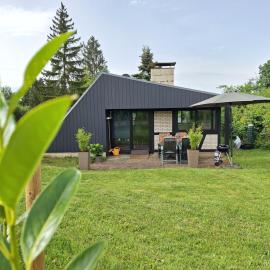 Ferienhaus Waldidyll، فندق في غيرولشتاين