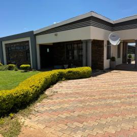 Castletown Villa, hótel í Serowe