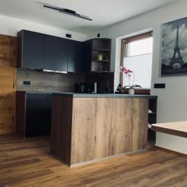 Ferienwohnung Alpenglück, hotelli kohteessa Oberperfuss