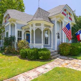 Granbury Home w/ Fire Pit, Walk to The Square!, hotel di Granbury