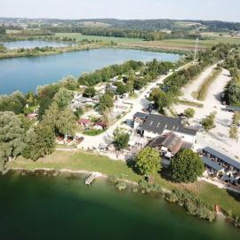 Seehaus Mamming - Hotel - Schlaffässer - Biergarten - Camping, hotell i Mamming