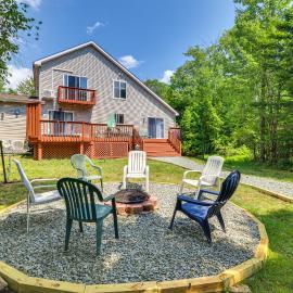 Hot Tub + Game Room! Poconos Group Getaway, hotel a Pocono Summit