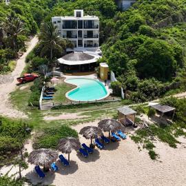 Manta Raya Hotel - right on the beach, khách sạn ở Cuatunalco