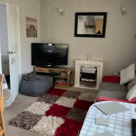 1st Floor Hillview 2 bedroomed Central Location No pets, hotel sa Brean