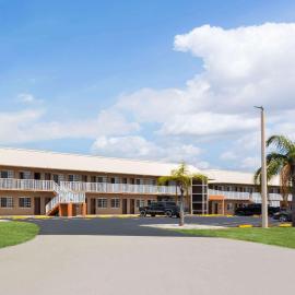Travelodge Suites by Wyndham Lake Okeechobee，奧基邱比的飯店