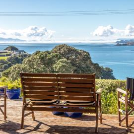 Double Bay Views, Oneroa - Be My Guest, Hotel in Blackpool