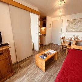 Appartement 2 pièces pour 5 personnes avec accès direct aux pistes et balcon – Vallandry - FR-1-757-99, hotel in Landry