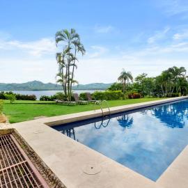Ground-Floor Condo Near Beach & Marina by SPCR, viešbutis mieste Playa Flamingo