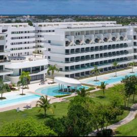 Spectacular ground floor with direct access to the infinity pool and views of the golf course-G115 Star