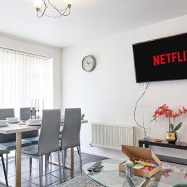 ESSEX Basildon 4 bedroom house 2 half bath, готель у місті Базілдон