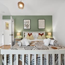 2-Bedroom Stylish & Gorgeous, Cosy Westgate Cottage Retreat, Central Winchester, Free On-Street Parking Permit, with Garden, Close to Cathedral - Sleeps 6, Pets are Welcome - by Blue Puffin Stays