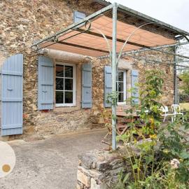 Tranquiloue - Maison de charme à la campagne - PuyduFou, hotel in Mouchamps
