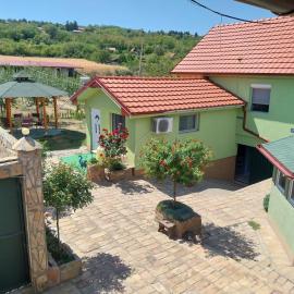 R&H apartmani, hotel v destinácii Slankamenački Vinogradi