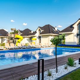 Family Resort Ustka - Domki dwupoziomowe z basenem – hotel w Ustce