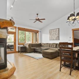 4 Pools and 10 Hot Tubs, Renovated Penthouse Condo, Ski Season Private Shuttle, hotel in Steamboat Springs