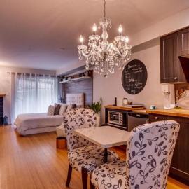 Cozy Loft in the Heart of St-Sauveur Village!, hotel i Piedmont