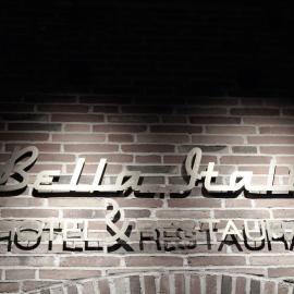 Hotel Bella Italia, מלון בסונדרבורג